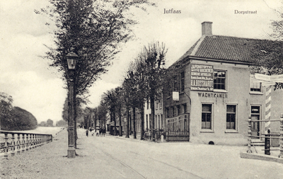 10761 Gezicht op de Dorpsstraat te Jutphaas uit het noordoosten; met links het Merwedekanaal en rechts de voor- en ...